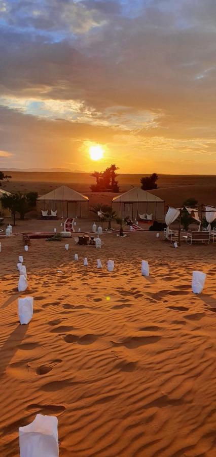 Desert Glamping Resort เมอร์ซูกา ภายนอก รูปภาพ